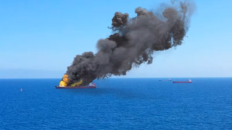 Chiếc tàu bị máy bay không người lái tấn công ở ngoài khơi Ấn Độ. 