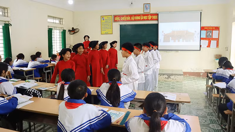Biểu diễn hát Xoan trong giờ học nội dung giáo dục địa phương tại Trường THCS Đồng Thịnh, huyện Yên Lập, tỉnh Phú Thọ.