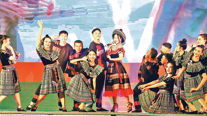 Sắc mầu trang phục truyền thống các dân tộc ở Đắk Lắk trong đêm trình diễn.