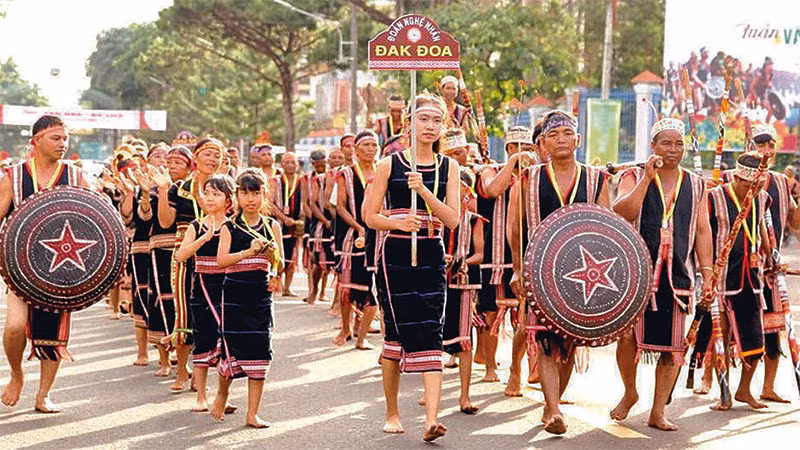 Đoàn nghệ nhân huyện Đăk Đoa biểu diễn trên đường phố Pleiku.