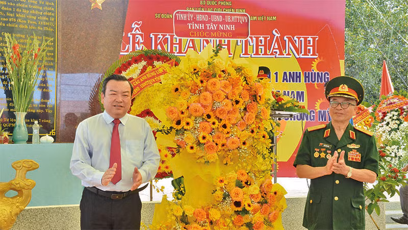 Phó Bí thư Thường trực Tỉnh ủy Tây Ninh Phạm Hùng Thái (bên trái) tại lễ khánh thành “Đài Vinh danh chiến công-Tưởng niệm Anh hùng liệt sĩ” của Sư đoàn 1.