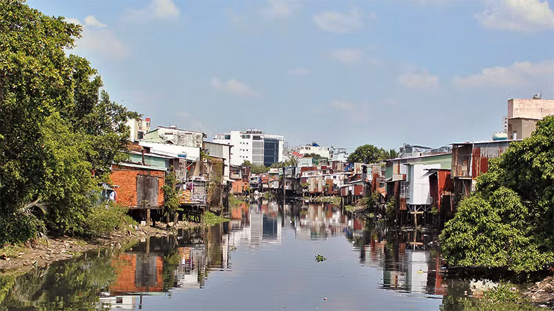 Nhà ở tạm bợ ven kênh cầu Bản, thuộc Phường 19, quận Bình Thạnh. (Ảnh: THẾ ANH)