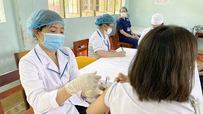 Bộ Y tế khuyến cáo những người chưa tiêm, người thuộc nhóm ưu tiên vẫn cần được tiêm vắc-xin phòng Covid-19.