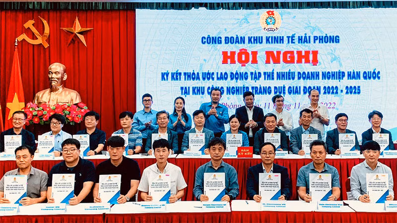 Đại diện của hơn 9.300 người lao động ký thỏa ước lao động tập thể với 30 doanh nghiệp Hàn Quốc tại Khu công nghiệp Tràng Duệ (Hải Phòng).