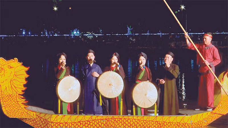 Biểu diễn Quan họ trên thuyền tại hồ làng Diềm (TP Bắc Ninh).