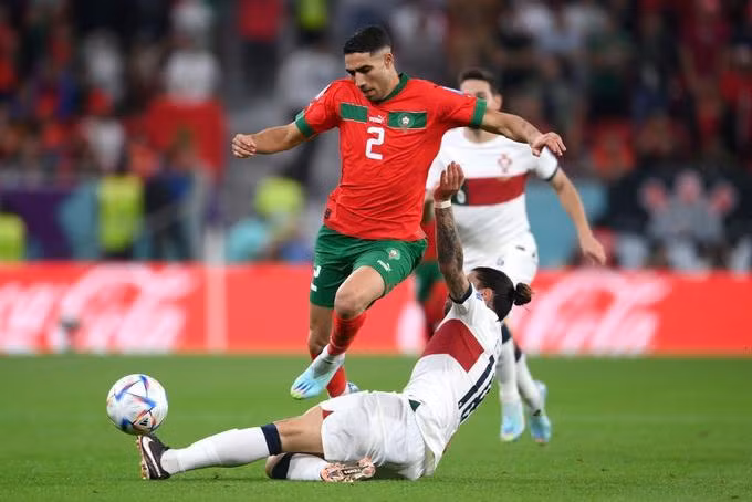 Maroc (áo đỏ) thắng thuyết phục Bồ Đào Nha để vào bán kết.