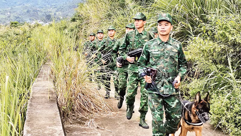 Bộ đội Biên phòng Ðồn Hoành Mô tuần tra biên giới. 