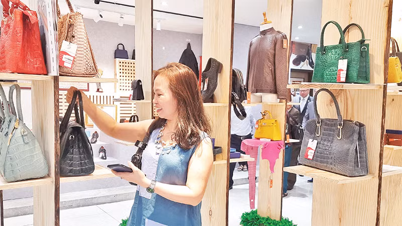 Khách hàng xem sản phẩm của các doanh nghiệp trưng bày tại showroom Trung tâm Xúc tiến Thương mại và Ðầu tư Thành phố Hồ Chí Minh. 