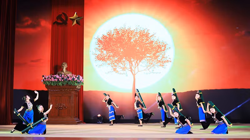 Tiết mục văn nghệ chào mừng tại Lễ Khai mạc