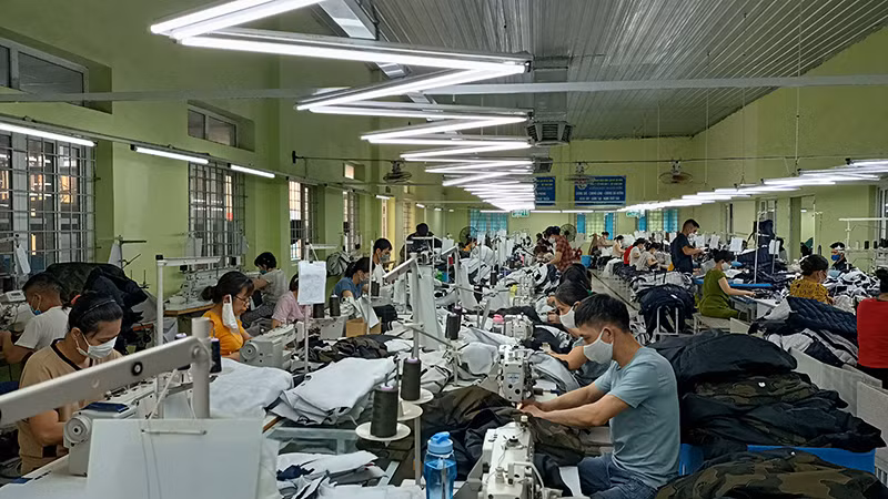 Sản xuất hàng may mặc xuất khẩu tại Tổng công ty cổ phần Dệt may Nam Ðịnh. 