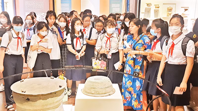 Học sinh tìm hiểu thực tế tại Bảo tàng Lịch sử Thành phố Hồ Chí Minh. 