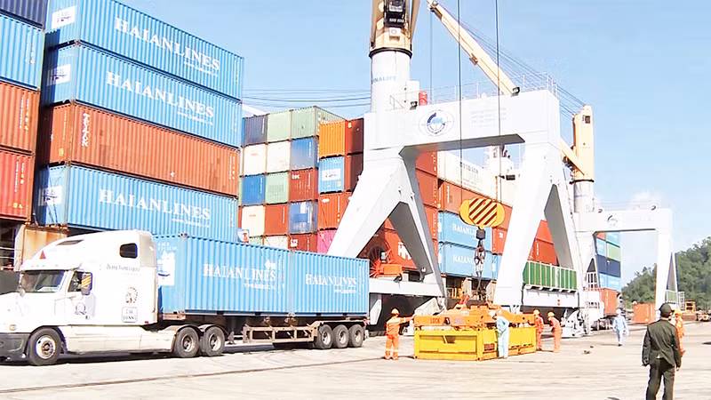 Hàng hóa vận chuyển bằng container đi, đến cảng Chân Mây.