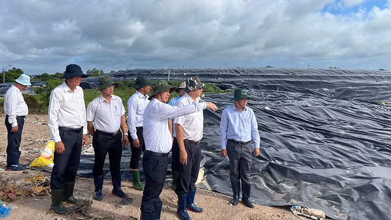 Ðoàn kiểm tra việc khắc phục ô nhiễm môi trường tại bãi rác An Hiệp. 