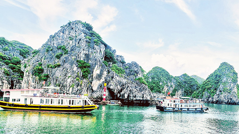 Tàu du lịch trên vịnh Lan Hạ-một trong những vịnh biển đẹp nhất thế giới thuộc Di sản thiên nhiên thế giới vịnh Hạ Long-quần đảo Cát Bà. 