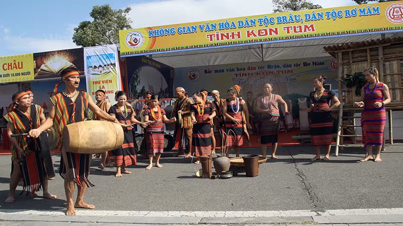 Trích đoạn trong Lễ hội “Mở kho lúa” của dân tộc B’Râu đến từ tỉnh Kon Tum.