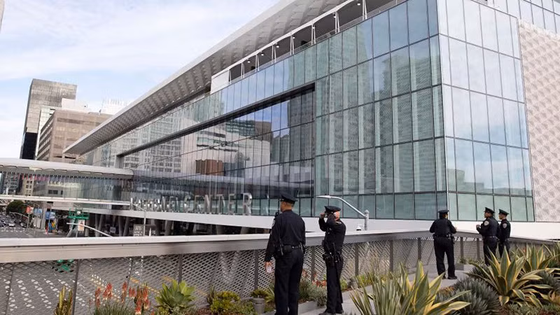 Cảnh sát làm nhiệm vụ bên ngoài địa điểm diễn ra Hội nghị các Nhà lãnh đạo kinh tế APEC tại San Francisco (Hoa Kỳ). (Ảnh TÂN HOA XÃ) 