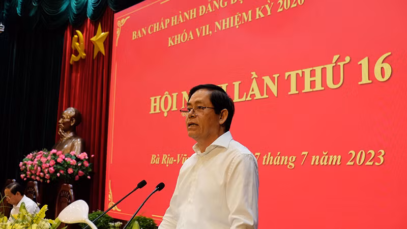 Bí thư Tỉnh ủy Phạm Viết Thanh phát biểu khai mạc Hội nghị lần thứ 16 Ban Chấp hành Ðảng bộ tỉnh khóa 7, nhiệm kỳ 2020-2025. 