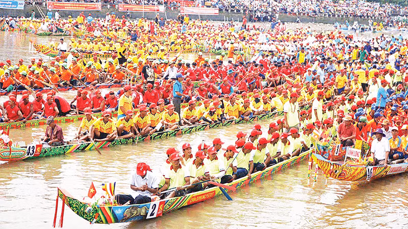 Giải đua ghe Ngo ở Sóc Trăng trong dịp lễ hội Ok Om Bok thu hút đông các đội đua và khán giả. 