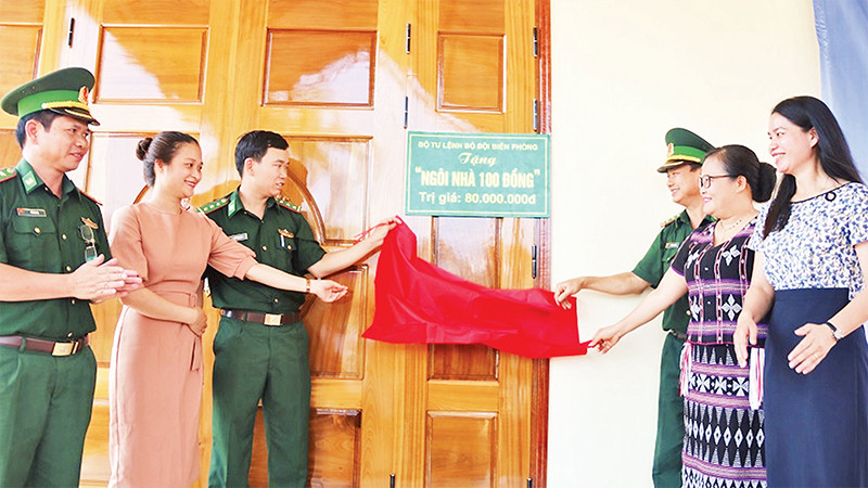 Bộ Chỉ huy Bộ đội Biên phòng tỉnh Thừa Thiên Huế bàn giao nhà tình nghĩa cho gia đình có hoàn cảnh khó khăn tại xã Sơn Thủy (huyện A Lưới). 
