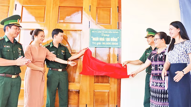 Bộ Chỉ huy Bộ đội Biên phòng tỉnh Thừa Thiên Huế bàn giao nhà tình nghĩa cho gia đình có hoàn cảnh khó khăn tại xã Sơn Thủy (huyện A Lưới). 
