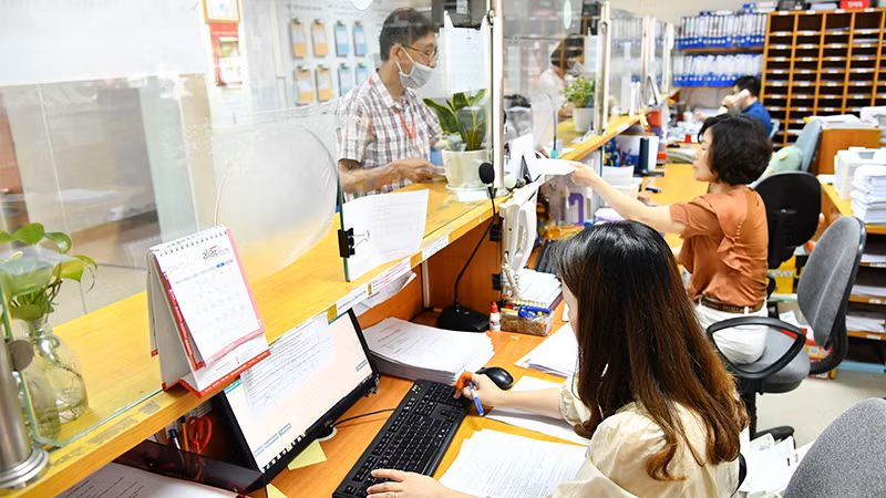 Tiếp nhận đơn đăng ký bảo hộ sở hữu trí tuệ tại Cục Sở hữu trí tuệ. (Ảnh MỸ HÀ) 