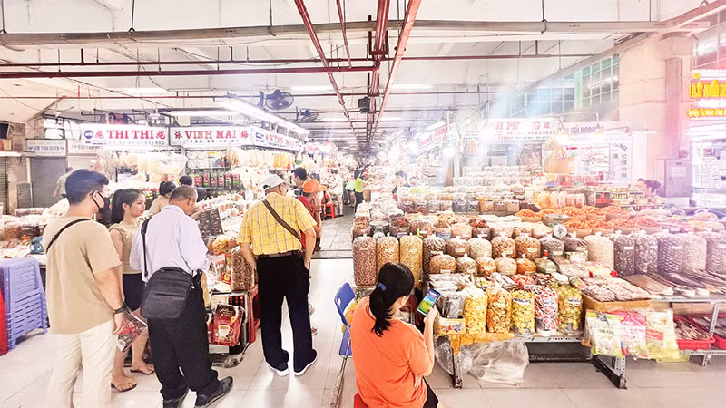 Mua sắm tại Trung tâm Thương mại dịch vụ An Ðông-Chợ An Ðông. 