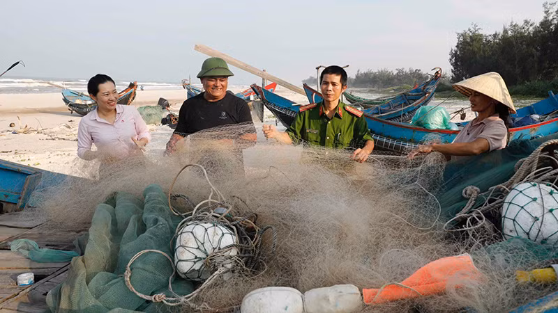 Gia đình anh Lê Văn Bình (huyện Lệ Thủy, tỉnh Quảng Bình) vay 100 triệu đồng từ Ngân hàng Chính sách xã hội, mua ngư cụ đánh bắt hải sản. (Ảnh TRẦN VIỆT) 