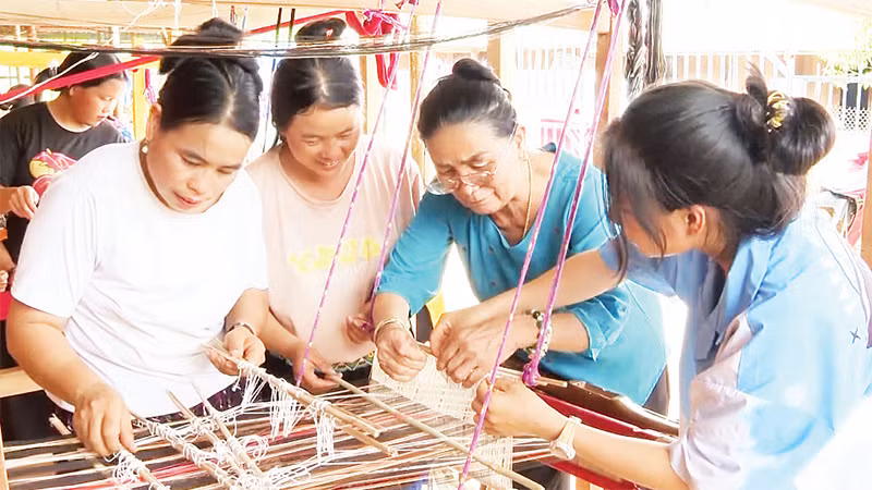 Các lớp dệt thổ cẩm đều được địa phương mời những nghệ nhân có kinh nghiệm truyền dạy.