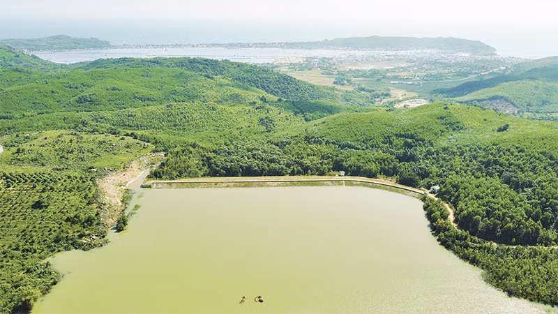 Tích nước hợp lý cho các hồ chứa ngay mùa mưa nhằm bảo đảm nguồn nước cho sản xuất. 