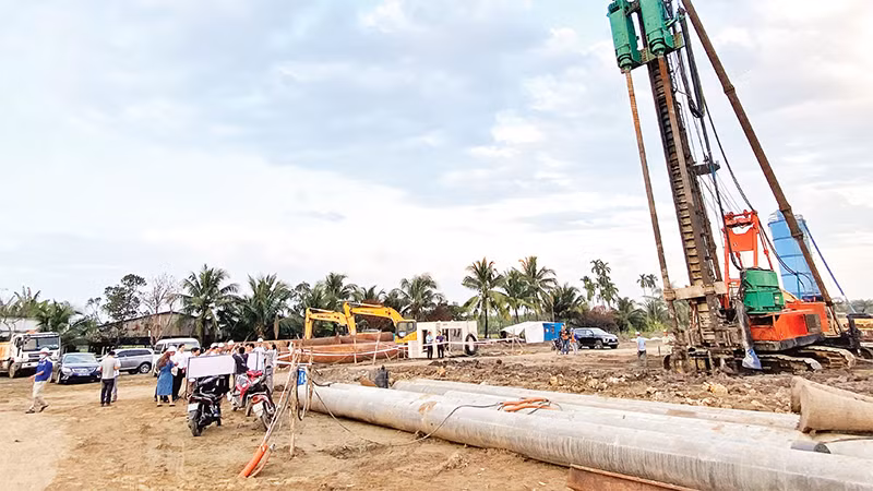 Một gói thầu Dự án vành đai 3 Thành phố Hồ Chí Minh đang thi công tại huyện Củ Chi, Thành phố Hồ Chí Minh. 