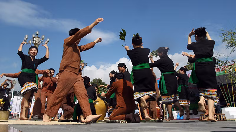 Trích đoạn Lễ hội “Tiếng sấm đầu năm” của người Ơ Đu đến từ tỉnh Nghệ An.
