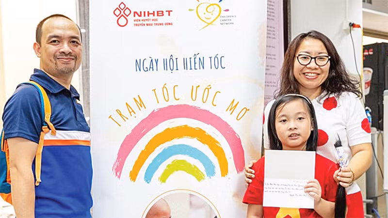 Niềm vui của những người dành tặng mái tóc của mình cho bệnh nhân ung thư. (Ảnh VIỆN HUYẾT HỌC - TRUYỀN MÁU TRUNG ƯƠNG) 