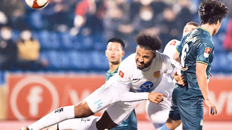 Rafaelson (14) lập cú đúp bằng đầu, giúp Thép Xanh Nam Ðịnh thắng đậm Hoàng Anh Gia Lai 3-0. 