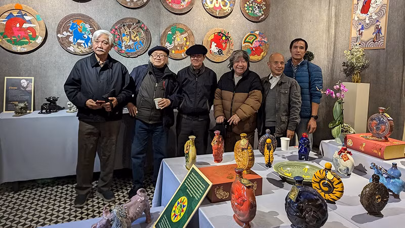 Các nghệ sĩ, chuyên gia tham gia triển lãm “Rồng rắn lên mây”.