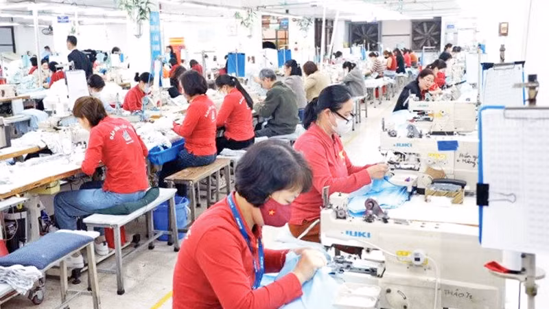 Người lao động Tổng công ty May 10 bắt tay vào sản xuất ngay từ những ngày làm việc đầu năm. (Ảnh Khắc Kiên)