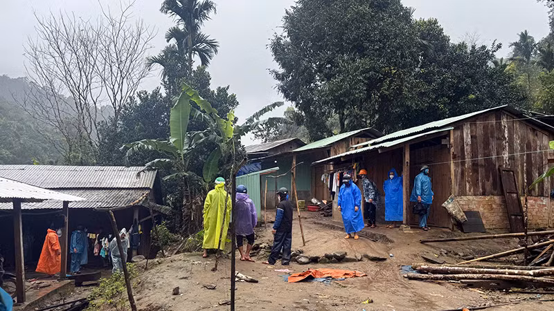 Đoàn công tác của Trung tâm Kiểm soát bệnh tật tỉnh Quảng Nam và Trung tâm Y tế huyện Nam Trà My đến nhà vận động người dân ở xã Trà Leng đưa trẻ bị bệnh đến cơ sở y tế điều trị.