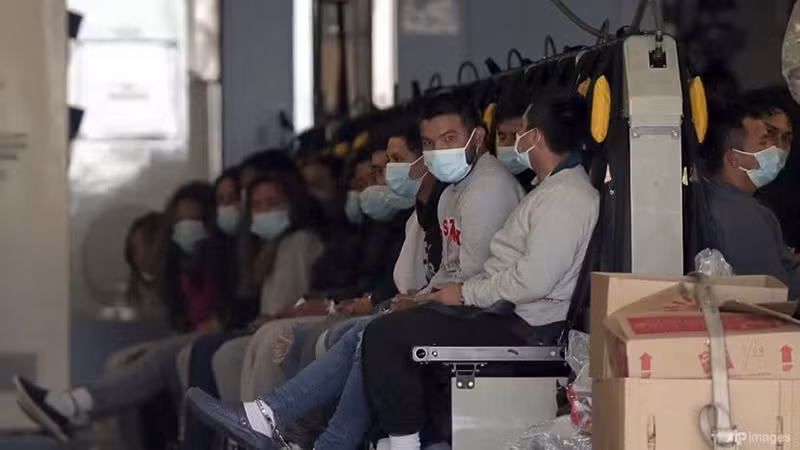 Người di cư chờ được đưa từ Mỹ về Guatemala.