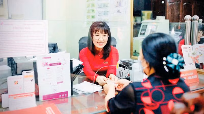 Khách hàng giao dịch tại Ngân hàng Agribank trên địa bàn Thành phố Hồ Chí Minh. (Ảnh CTV) 