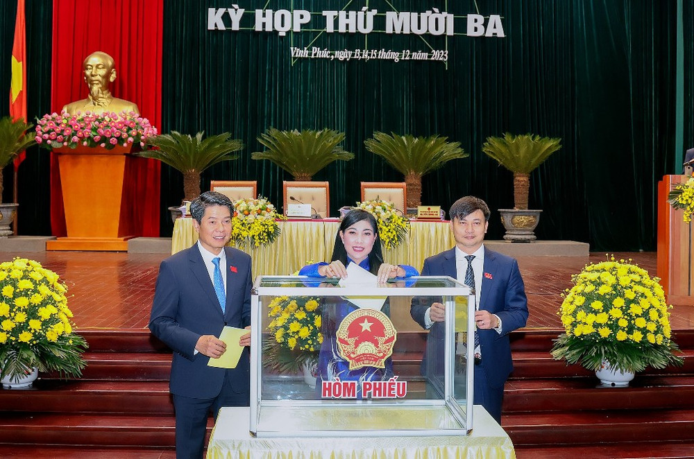 Các đại biểu bỏ phiếu tín nhiệm.