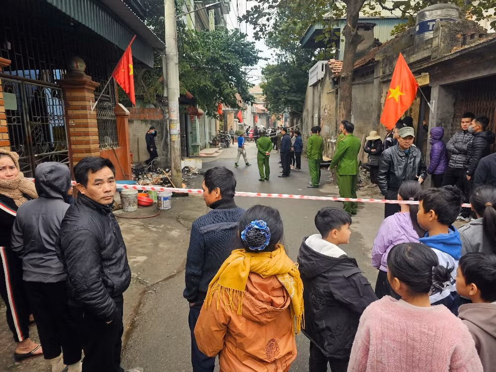 Lực lượng chức năng đang điều tra tại hiện trường.