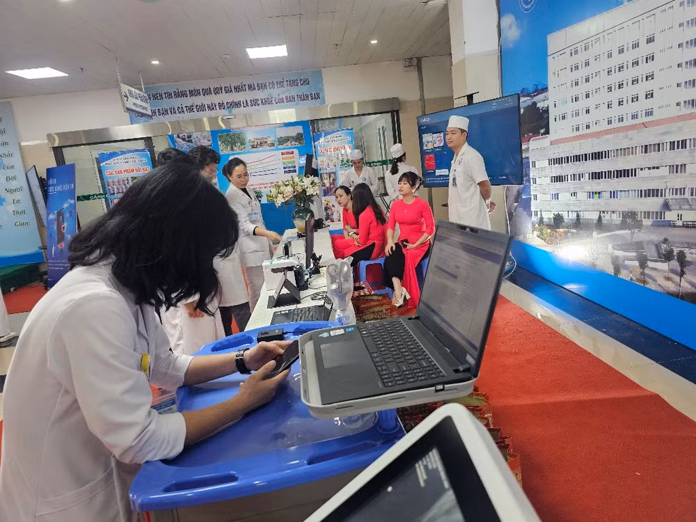 Quầy giới thiệu kết quả chuyển đổi số của ngành y tế Vĩnh Phúc.