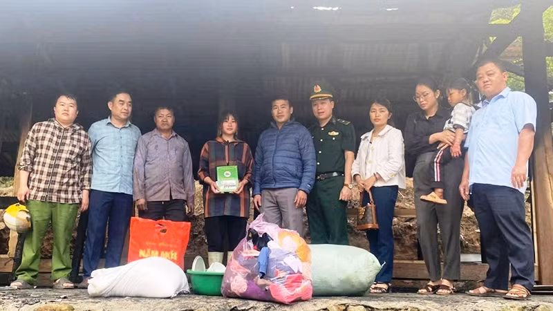 Lực lượng chức năng hỗ trợ gia đình bị hỏa hoạn một số tài sản thiết yếu.