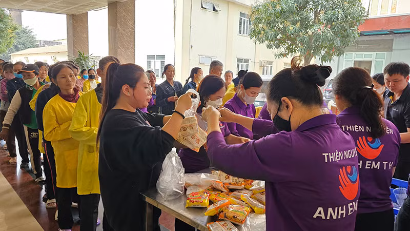 Tổ chức thiện nguyện cấp phát khẩu phần dinh dưỡng miễn phí cho bệnh nhân, người chăm sóc tại cơ sở khám, chữa bệnh.