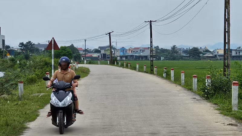 Giao thông nông thôn ở huyện Hà Trung, tỉnh Thanh Hóa được kiên cố hóa.