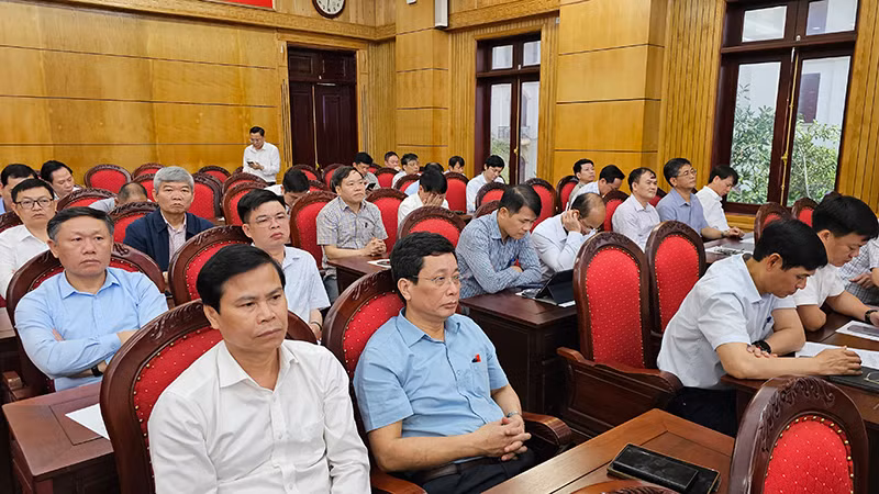 Các đại biểu học tập, quán triệt nghị quyết.