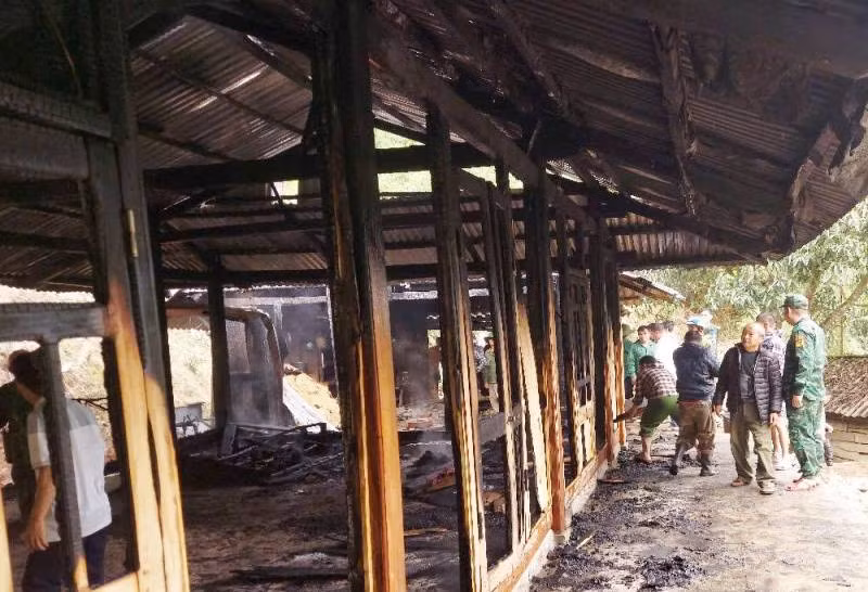 Ngôi nhà hư hỏng nặng sau hỏa hoạn.