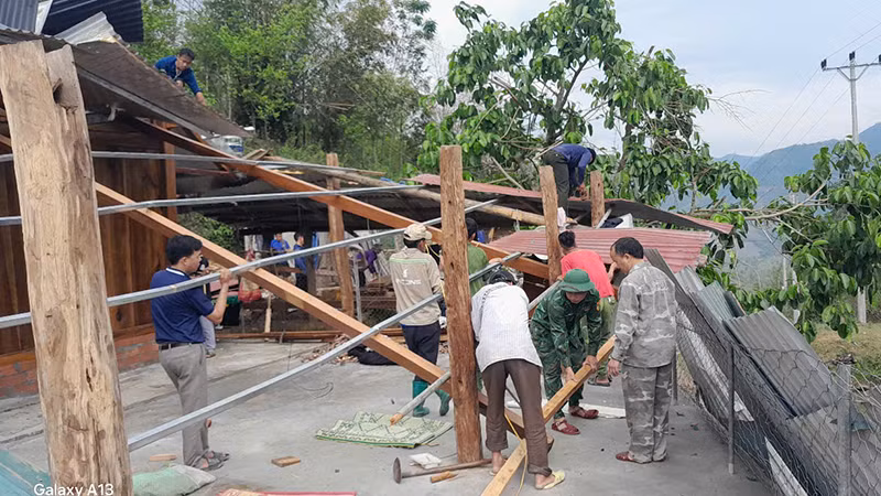 Các lực lượng trực giúp hộ dân ở xã Trung Lý khắc phục hậu quả dông lốc.