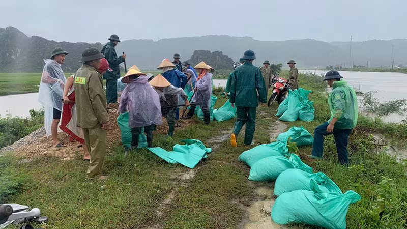 Lực lượng chức năng chống tràn đê ở huyện Hà Trung mùa mưa lũ 2024.