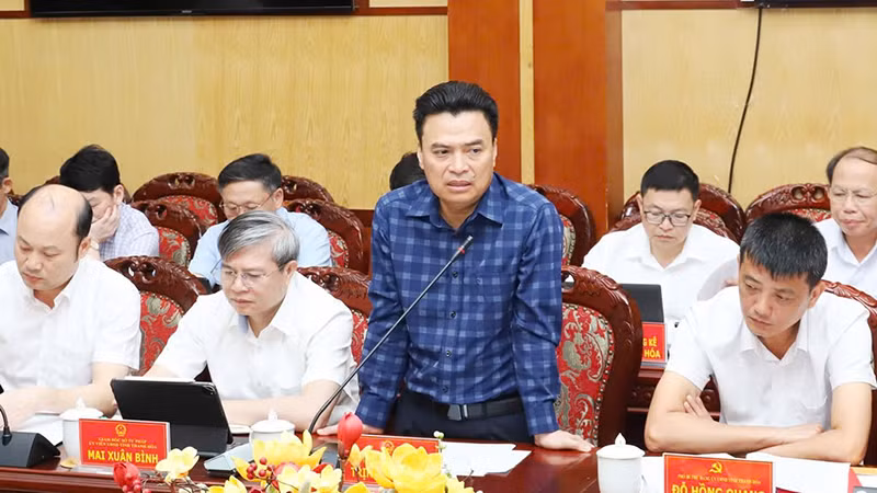 Lãnh đạo Sở Xây dựng thảo luận tại phiên họp.