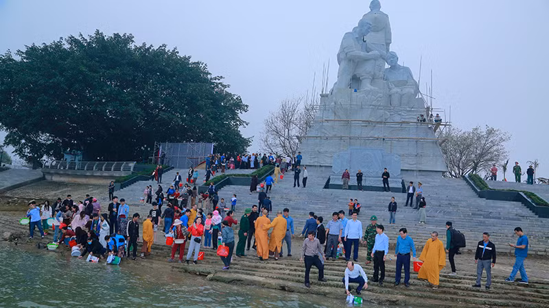 Các đại biểu và nhân dân thả cá giống xuống sông Mã.